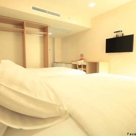 Favori Hostel Bangkok Surawong Exterior photo