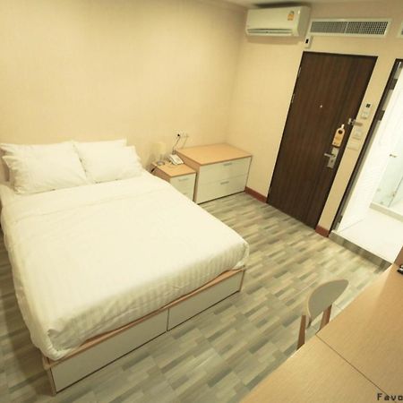 Favori Hostel Bangkok Surawong Exterior photo